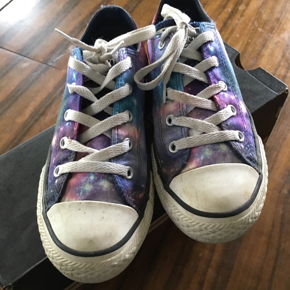 Youth converse. Used and good condition.